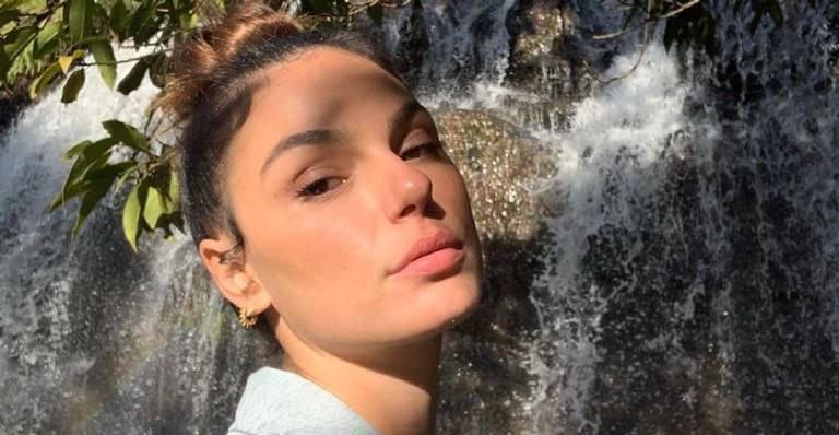 Isis Valverde surge com vestido justinho e arranca suspiros dos seguidores: ”Perfeita”