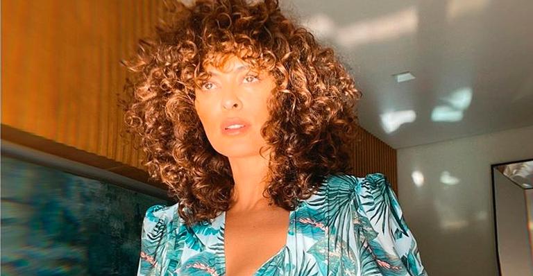 Juliana Paes posa de camisa aberta em clique ensolarado e mostra boa forma: “Um raio de sol”