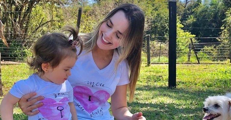 Liz, filha de Thaeme, conquista web com careta fofa: “Coisa linda”