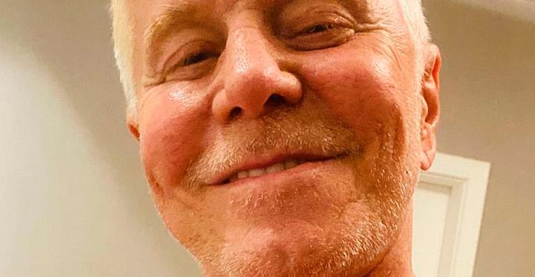 Após sair da Globo, Miguel Falabella faz nova tatuagem aos 63 anos e mostra peitoral: “Gato tatuado”