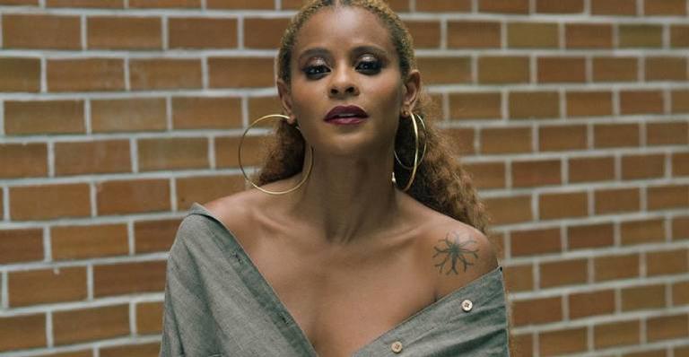 Com clique raro, Aline Wirley faz declaração comovente para a avó: ”Que saudade”