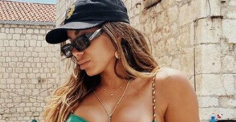 Anitta empina o bumbum e surge em clique com produção que mostra demais: “Quer matar a gente”