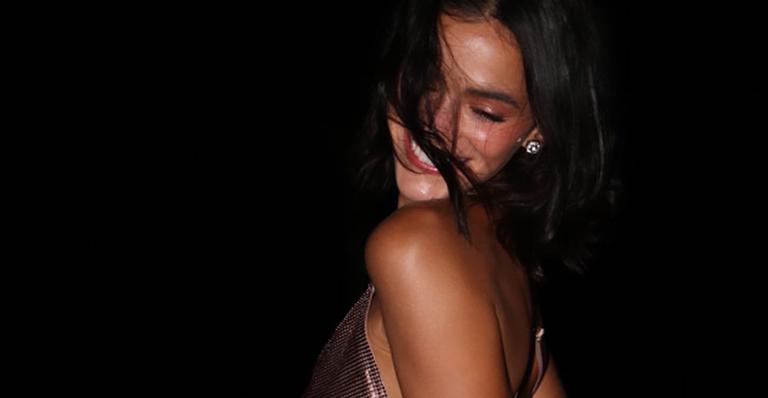 Bruna Marquezine elege look-escândalo e aparece com vestido curtíssimo em seu aniversário