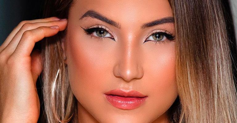 Ex-BBB Gabi Martins surge chiquérrima com vestido brilhante e deixa alça cair: “Beleza, humildade, do bem”