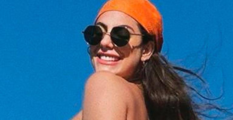 Ex-BBB Mari Gonzalez posa de costas ao sol e faz biquíni sumir no bumbum: “Zero defeitos”