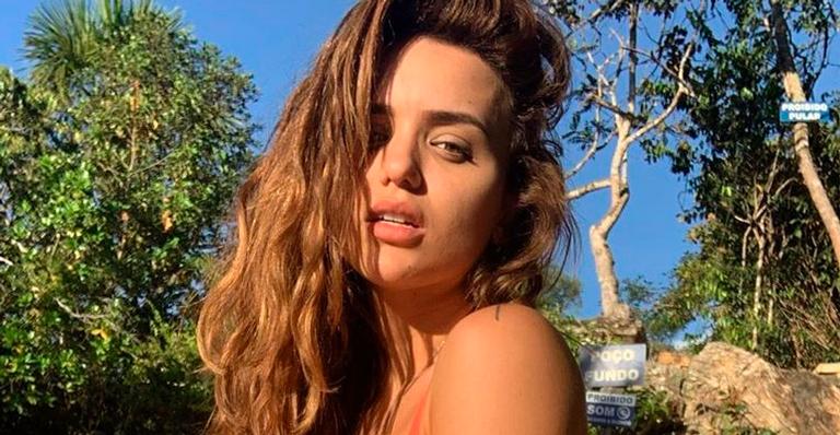 Ex-BBB Rafa Kalimann posa com biquíni cavado e curvas arrancam elogios de fãs: “Linda demais da conta”