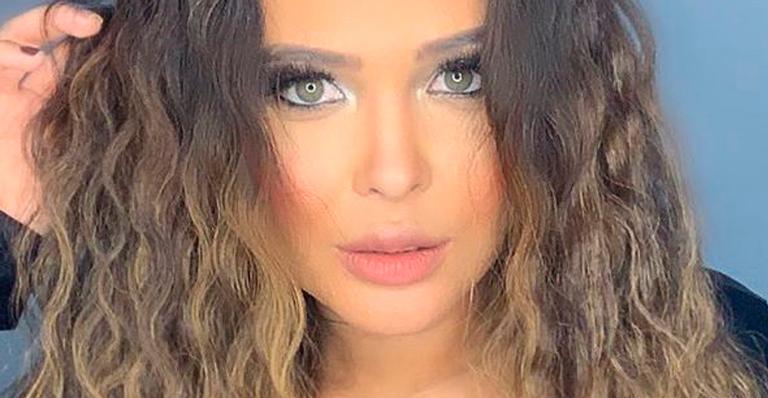 Geisy Arruda surge com lingerie decotada até o umbigo e mostra tudo: “Continue assim”