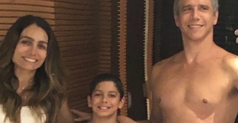 Márcio Garcia exagera no photoshop em foto de família e seguidores não perdoam: “A parede está torta”