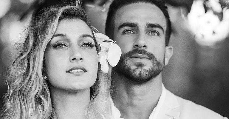 Só de lingerie, Gabriela Pugliesi fica de ponta cabeça e dá beijão no marido: “Amor e ioga”