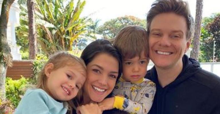 Cabeleireira? Thais Fersoza arruma o visual dos filhos e do marido em casa: ”Continuo agoniada”
