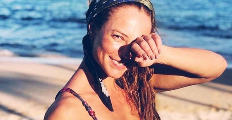 De biquíni mínimo, Paolla Oliveira exibe corpão na praia e lamenta: “Saudades”