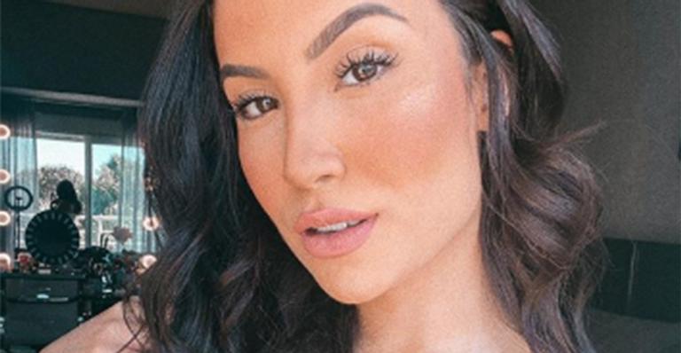 Ex-BBB Bianca Andrade causa, posa de top faixa branco e dispensa sutiã: “Sem condições”
