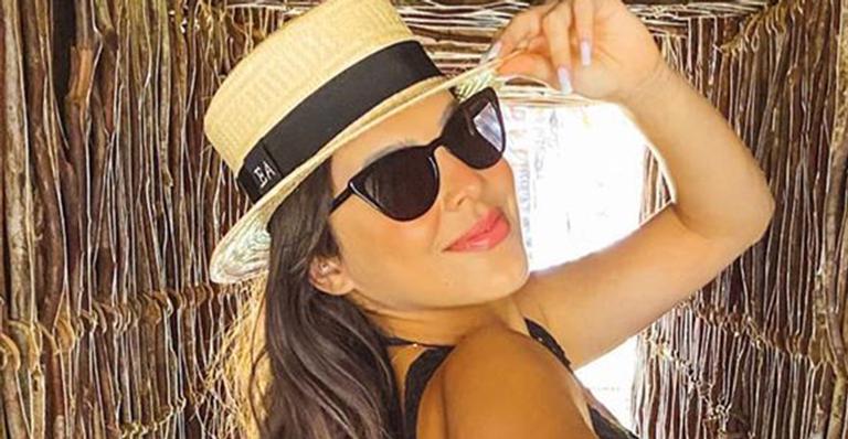 Acompanhada, ex-BBB Emilly Araújo empina o bumbum com lookinho totalmente transparente