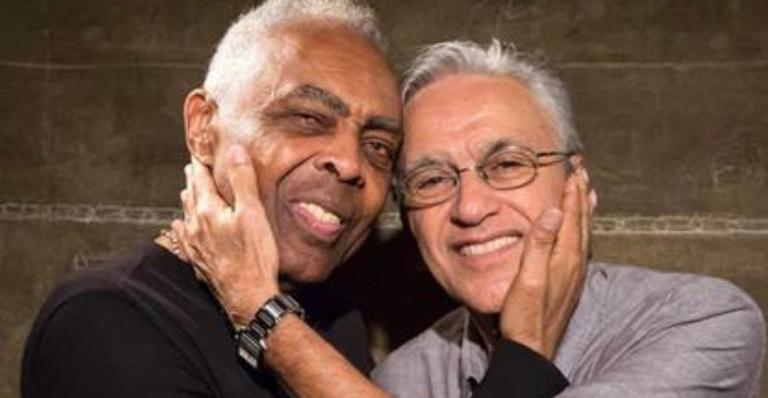 Gilberto Gil emociona e parabeniza Caetano Veloso: ”Sempre amor e amizade”