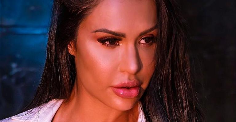 Gracyanne Barbosa posa com a camisa aberta sem nada por baixo e causa: “Belo fica louco”