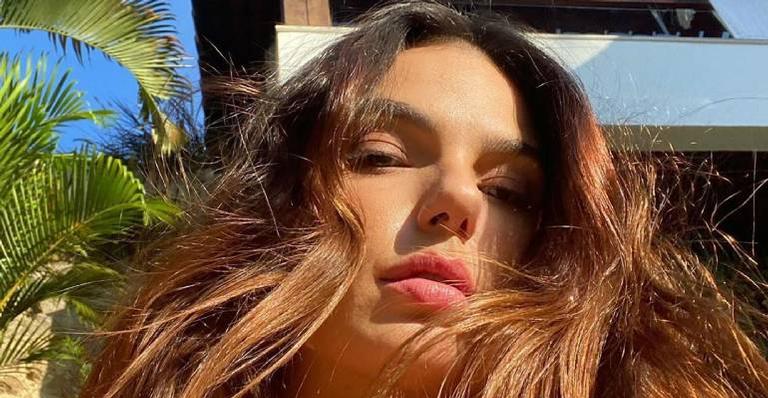 Isis Valverde eleva temperatura ao surgir em clique de biquíni: ”Que mulher”