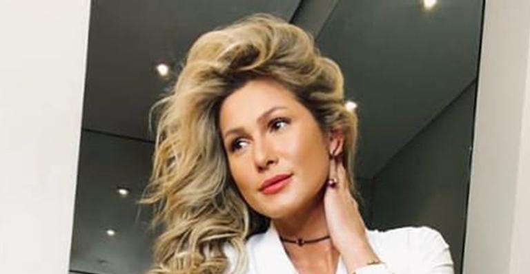 Com look sexy, Lívia Andrade posa de camisa branca e bota de cano alto: “Sim ou não?”