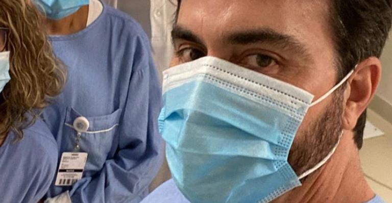 Padre Fábio de Melo surge em hospital cercado por equipe médica: ”Sentindo carente”