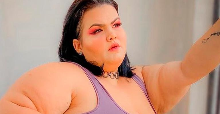 Thais Carla posa só de lingerie e levanta calcinha até o limite: “Não tem um defeito”