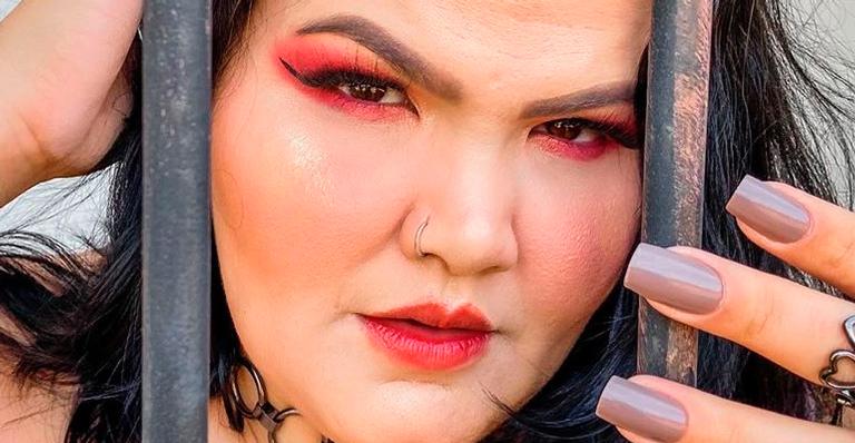 Thais Carla posa super produzida e faz carão com decote amplo: “Surra de beleza”