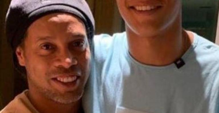 A cara do pai, filho de Ronaldinho celebra liberdade do ex-jogador após meses preso no Paraguai