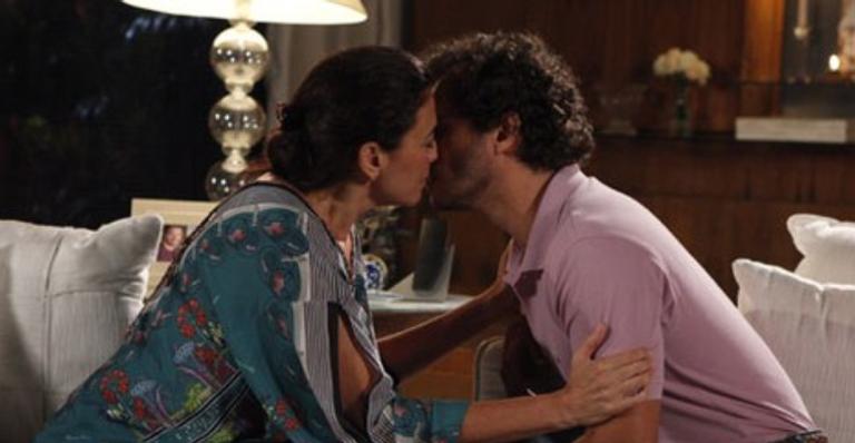 Fina Estampa: Após decepção com Renê, Griselda faz a fila andar e acaba beijando Guaracy