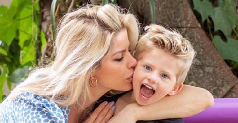 Karina Bacchi celebra aniversário de 3 anos de Enrico com declaração de amor: “Melhor presente”