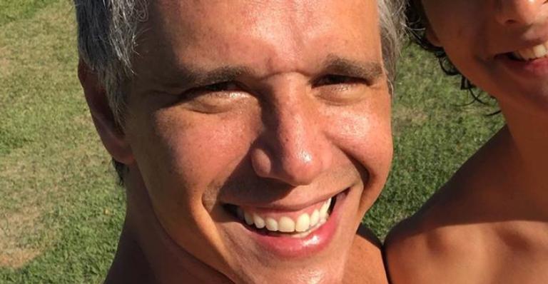 Márcio Garcia surge sem camisa agarradinho com o filho e chama atenção: “Meu príncipe”