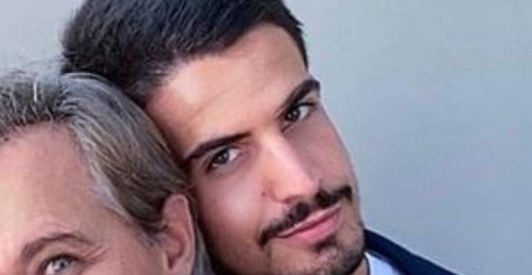 Enzo Celulari surge agarradinho no pai, Edson Celulari, e destaca paternidade: ”Privilegiado”