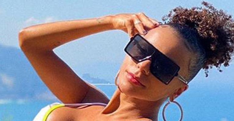Que espetáculo! Esposa de Ludmilla posa de biquíni em cenário paradisíaco: “Nem reparei na vista”