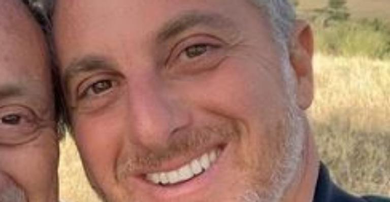 Gêmeos? Luciano Huck surge abraçado no pai e semelhança deixa web boquiaberta: ”Xerox!”