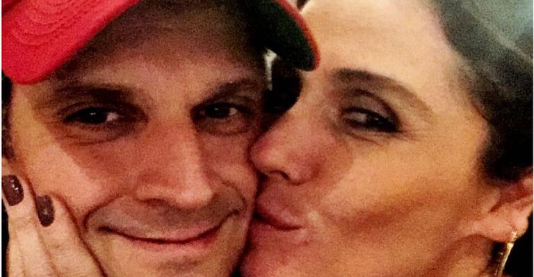 Giovanna Antonelli surge agarradinha do marido para celebrar o Dia dos Pais: “Um dia feliz”
