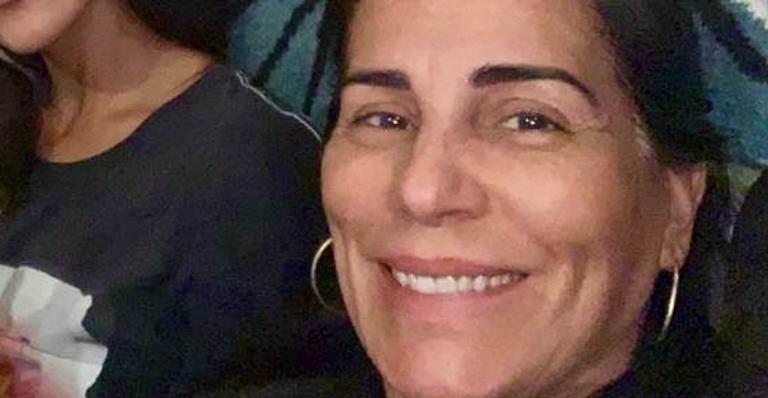 Quanta beleza! Glória Pires reúne os quatro filhos e capricha na homenagem para o maridão, Orlando Morais