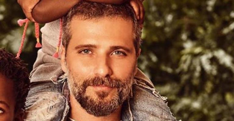 Paizão! Bruno Gagliasso posa pela primeira vez com os três filhos e emociona fãs: ”Que família!”