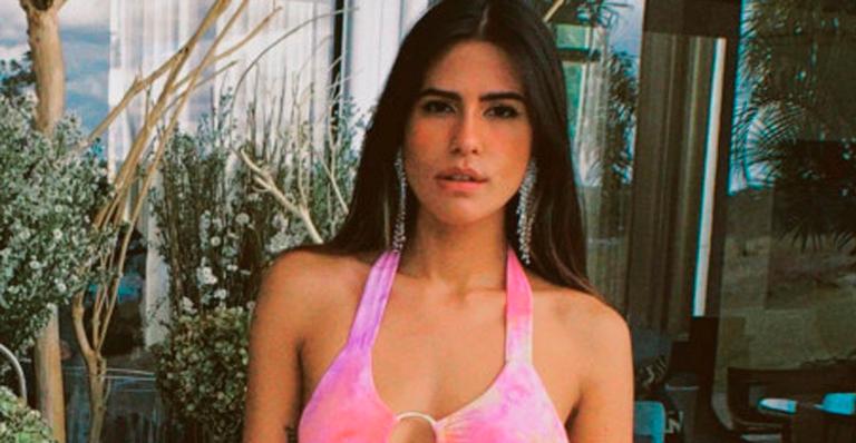 Antonia Morais posa com vestido recortado e ostenta corpão após aniversário: “Lookinho bafo”
