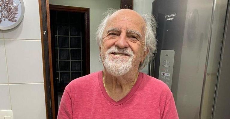 Ary Fontoura encanta web com clique jogando video-game: “Vovô gamer”