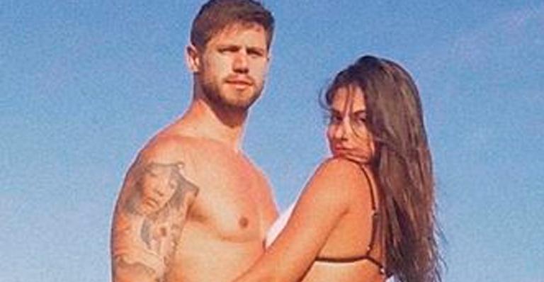 De biquíni, ex-BBB Mari Gonzalez posa agarrada a Jonas Sulzbach e mão boba chama atenção: “Casal lindo”