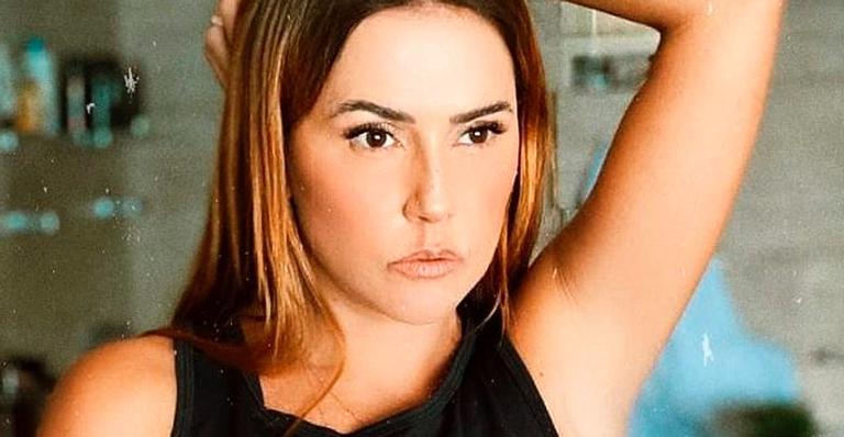 Deborah Secco aposta em top minúsculo e seios quase escapam: “Silicone em dia”
