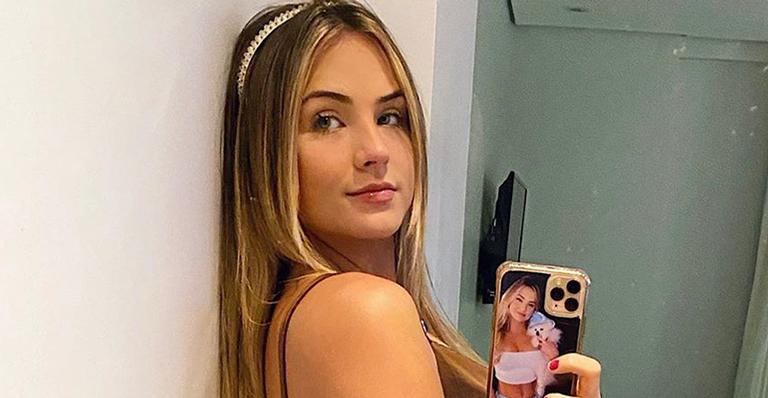 Ex-BBB Gabi Martins dispensa roupa íntima e posa na frente do espelho com vestido coladinho