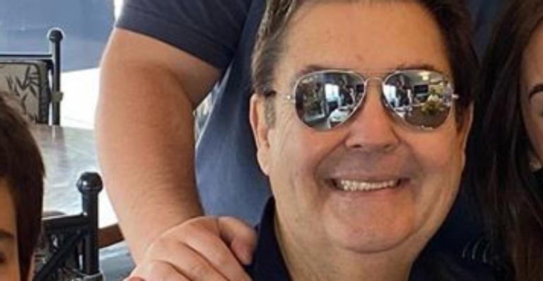 Em raro clique, Faustão posa sorridente com os três herdeiros e semelhança impressiona