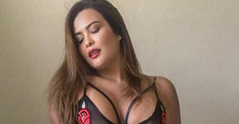 Em plena segunda-feira, Geisy Arruda posa de biquíni transparente em banheira de espuma