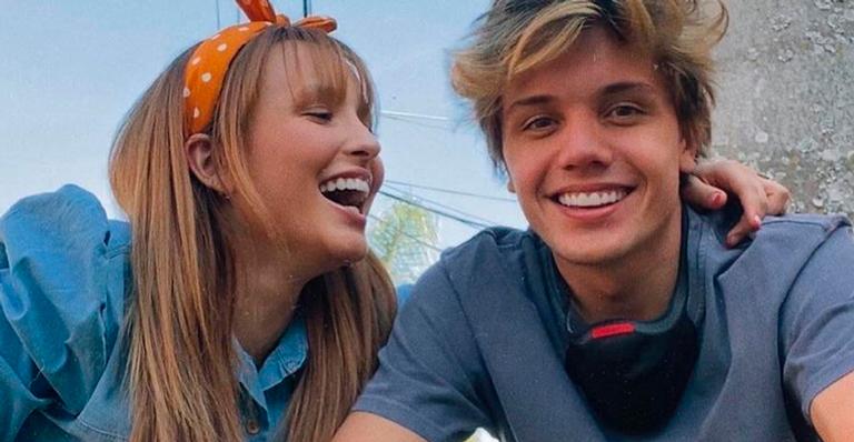 Larissa Manoela e Leo Cidade são flagrados em troca de carícias e beijos intensos em shopping