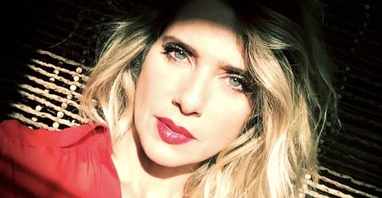 Usando maiô, Leticia Spiller pega pesado no treino e recebe elogios de amigos famosos