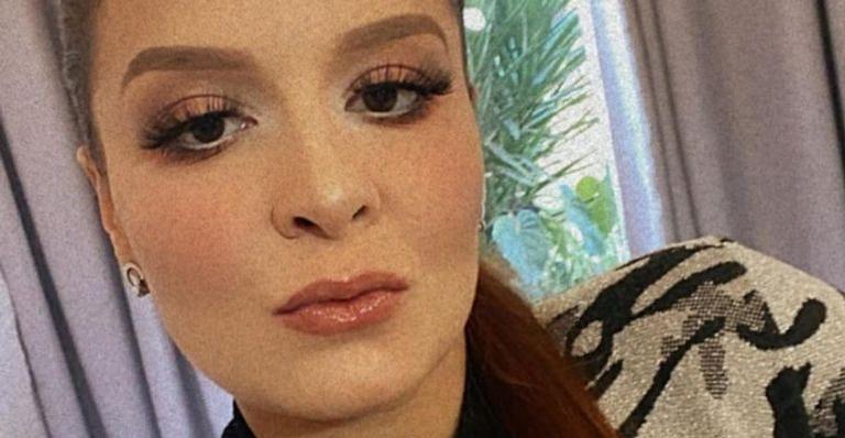 Maiara posta foto concentrada em leitura: “Amante dos livros”