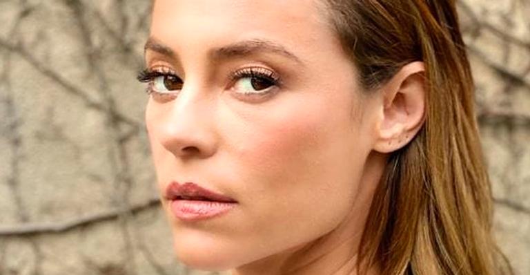 Paolla Oliveira ostenta beleza natural com maquiagem leve e camiseta branca básica: “Linda como sempre”