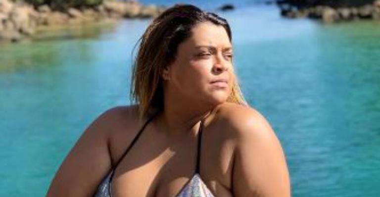 Preta Gil exibe corpão real enquanto renova bronzeado ao lado da irmã e arranca suspiros