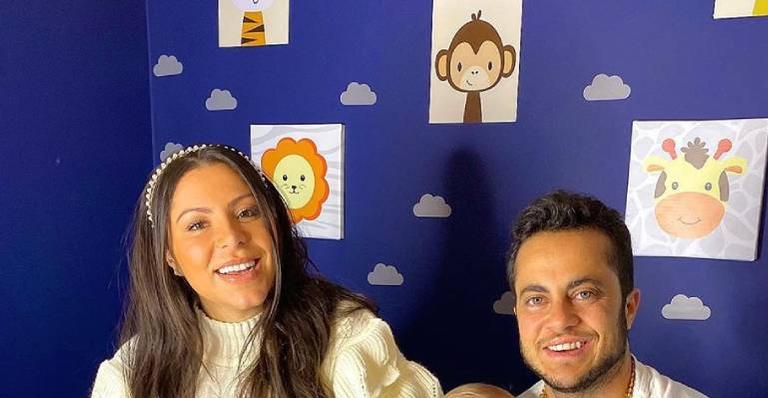 Thammy Miranda surge com look combinado com a esposa e com o filho