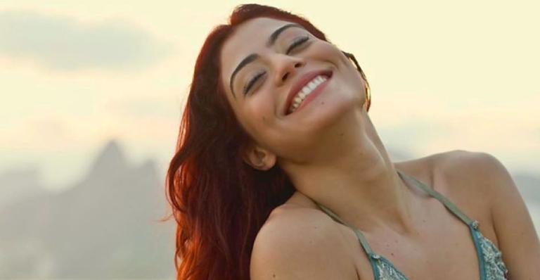 Carol Castro surge grávida em clique por Fernando de Noronha e deixa fãs babando