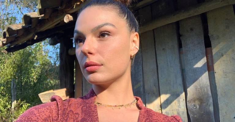 Isis Valverde ostenta barriga negativa em clique de biquíni: ”Que mulher”
