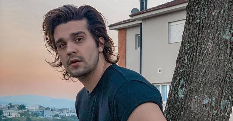 Luan Santana comemora 13 anos de carreira e recebe carro de som em casa